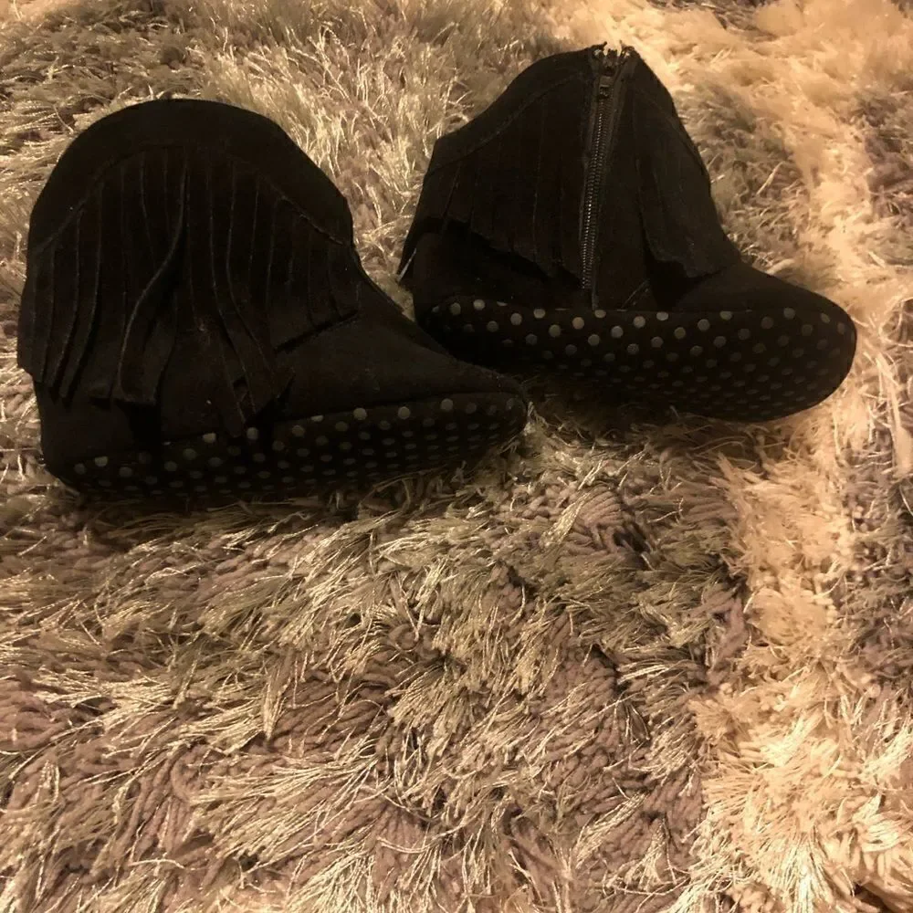 Black fringe infant boots